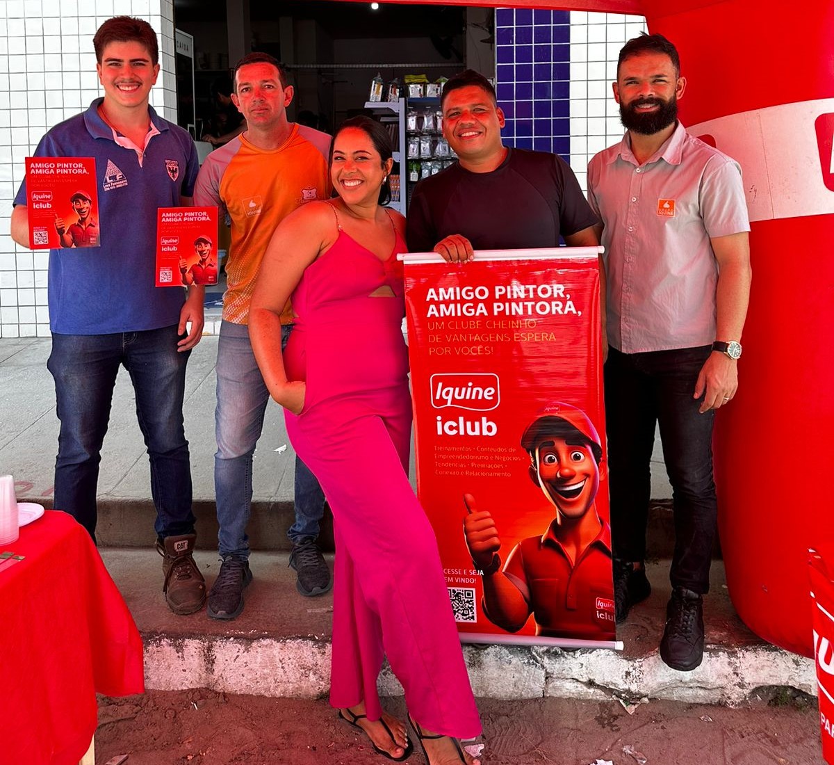 Lins Ferragens & Tintas Iquine realiza demostração de produtos e presenteia clientes com brindes